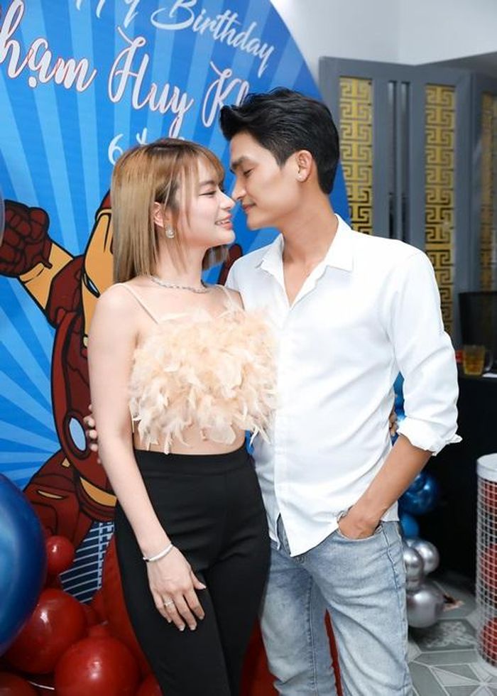 Trong cuộc phỏng vấn với Bảo vệ công lý, Thảo Vy bộc bạch, điều khiến cô hài lòng nhất khi ở cùng Mạc Văn Khoa là sự tin tưởng và trân trọng cô mọi lúc mọi nơi. Anh chưa bao giờ nghi ngờ hay trách vợ một điều gì.