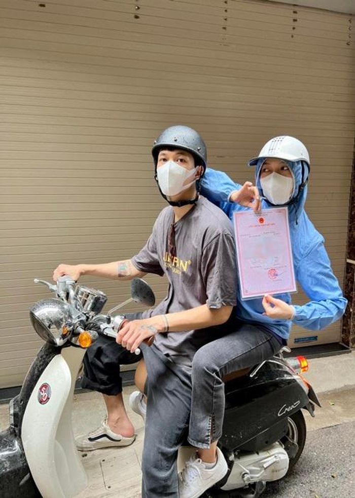 "Thù lao đi làm được bao nhiêu, chúng tôi vẫn kể với nhau. Nhưng vợ chồng tôi quan niệm tiền ai người đó quản. Chúng tôi không yêu cầu người này đi làm phải đưa lương cho người kia giữ. Tôi nghĩ trong túi không có đồng nào cũng không hay. Mỗi người cũng cần có khoản riêng bởi 2 bên phải lo cho bố mẹ nữa", ông xã Diệu Nhi tiết lộ.