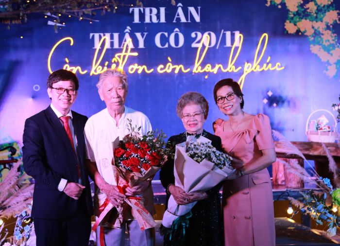 Vợ chồng TS Nguyễn Thanh Tùng cùng bố mẹ trong đêm nhạc “để đời” 