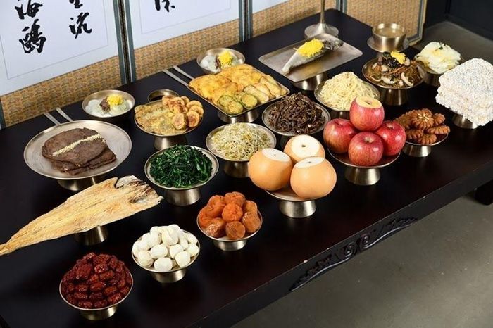 Bàn cúng Charye của Hàn Quốc ngày Tết Seollal. 