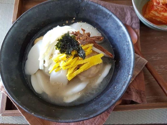 Món tteokguk mang ý nghĩa tiền tài, thuận buồm xuôi gió và tăng tuổi thọ.