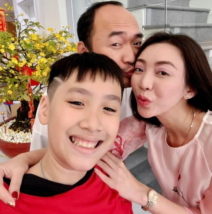  Nghệ sĩ Thu Trang, Tiến luật chia sẻ hình ảnh vui vẻ bên gia đình.