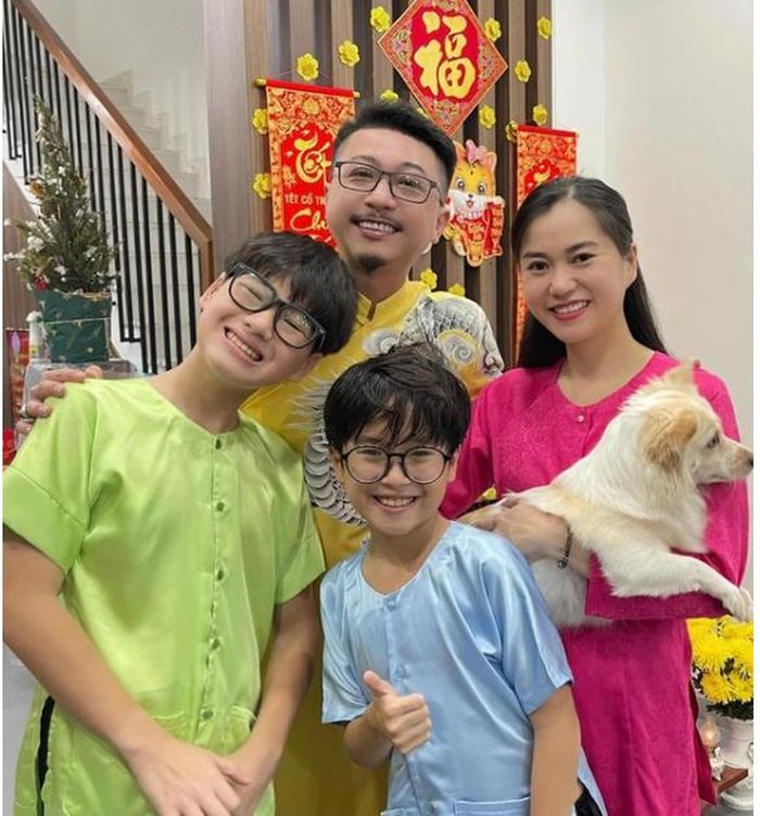 Gia đình Hứa Minh Đạt và Lâm Vỹ Dạ diện đồ bà ba.