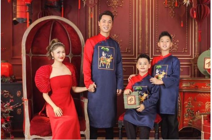 Gia đình Đăng Khôi chia sẻ hình ảnh mới nhất dịp Tết.