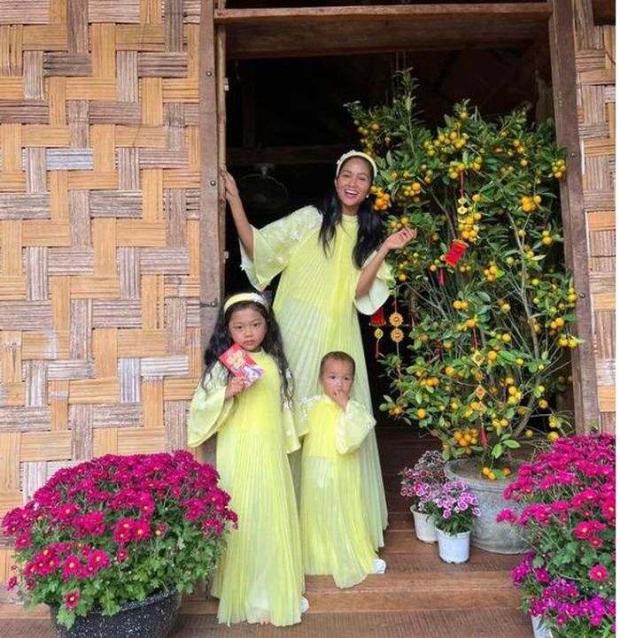 H'Hen Niê đón Tết cùng người dân trong làng.