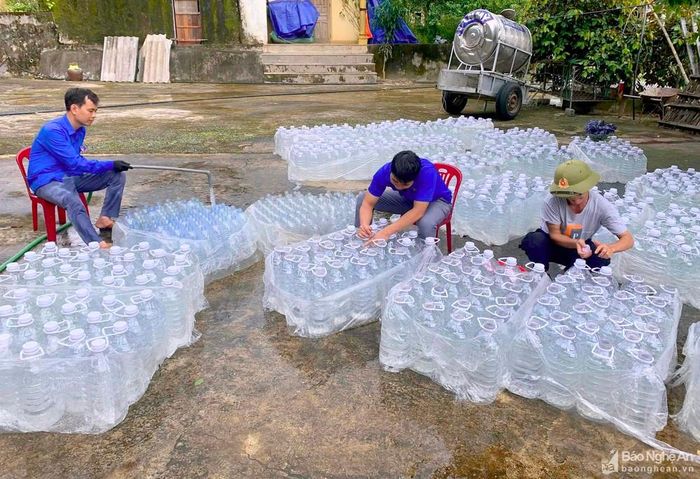 Nước từ khe Cống Kẹp thuộc dãy Thiên Nhẫn cung ứng hàng nghìn lít cho thị trường mỗi ngày. Ảnh: Quang An