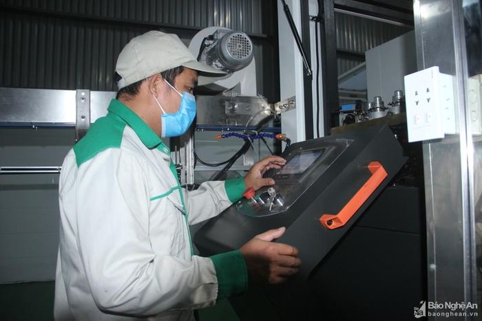 Công ty áp dụng nhiều công nghệ tiên tiến trong sản xuất nước tinh khiết. Ảnh: Quang An