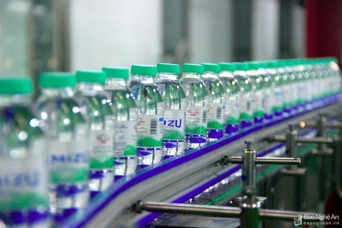 Với nguồn nước mát lành và tinh khiết, dự kiến IMIZU sẽ là mặt hàng mới của Nghệ An cạnh tranh trên thị trường. Ảnh: Quang An