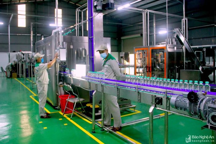 Dây chuyền sản xuất nước đóng chai IMIZU khép kín tại nhà máy sản xuất nước uống Thiên Nhẫn. Ảnh: Quang An