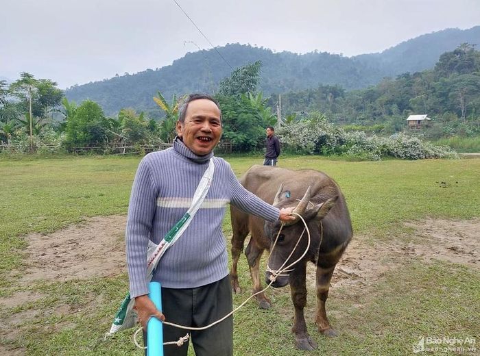 Niềm vui của người dân khi được các đơn vị vũ trang giúp đỡ phát triển kinh tế, vươn lên xóa đói, giảm nghèo. Ảnh: P.V