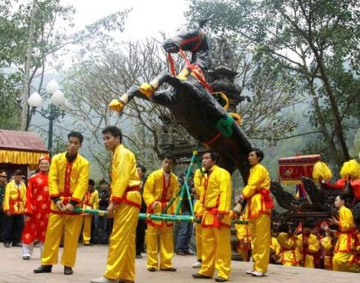 Lễ rước ngựa Gióng của nhân dân thôn Phù Mã xã Phù Linh.