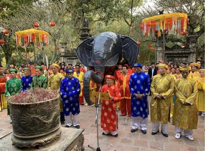 Lễ rước voi chiến của người dân thôn Dược Thượng, xã Tiên Dược.