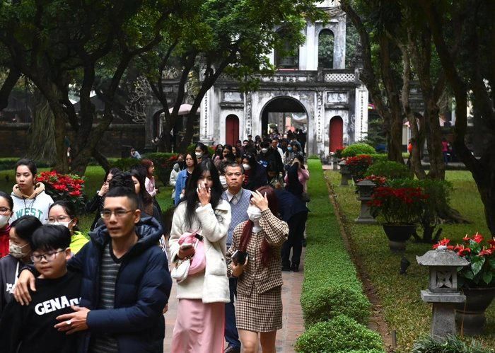 Từ trưa, nhiều gia đình đổ về khu di tích Văn Miếu - Quốc Tử Giám tham quan và xin chữ thư pháp