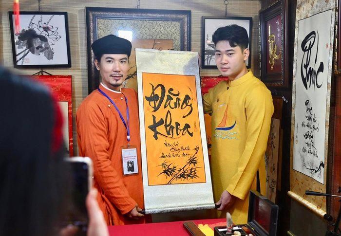 Nhiều người xin chữ "đăng khoa" hoặc "đỗ đạt" cho một năm mới