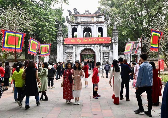 Đây là nét văn hóa đẹp của người dân trong dịp năm mới khi tới trường đại học đầu tiên của Việt Nam trong ngày đầu năm để cầu công danh, học hành