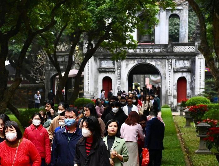 Lối đi giữa khu di tích ken đặc dòng người