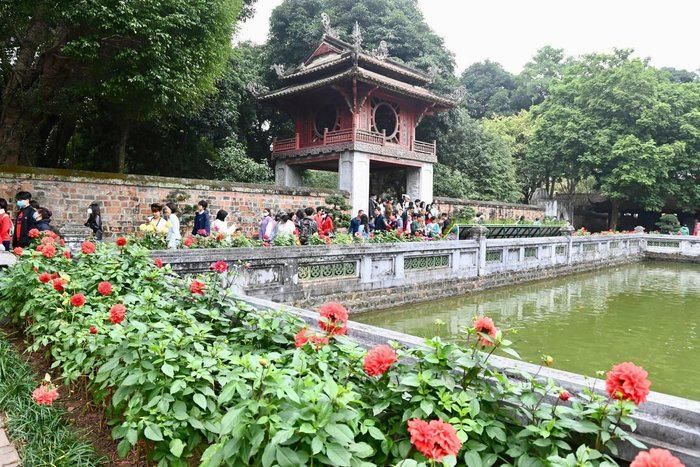 Khuê Văn Các chật kín người