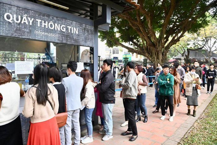 Du khách xếp hàng mua vé vào bên trong