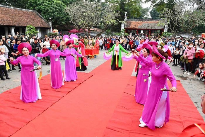 Hoạt động văn nghệ chào xuân được tổ chức tại sân chính