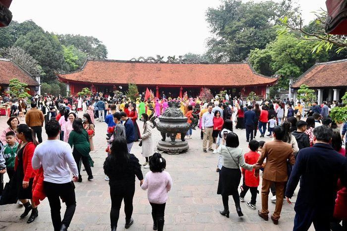 Nhiều nguời thích thú chụp ảnh