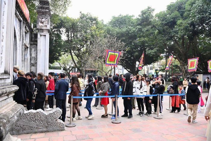 Do lượng khách đổ về khá đông nên mọi người phải xếp hàng soát vé