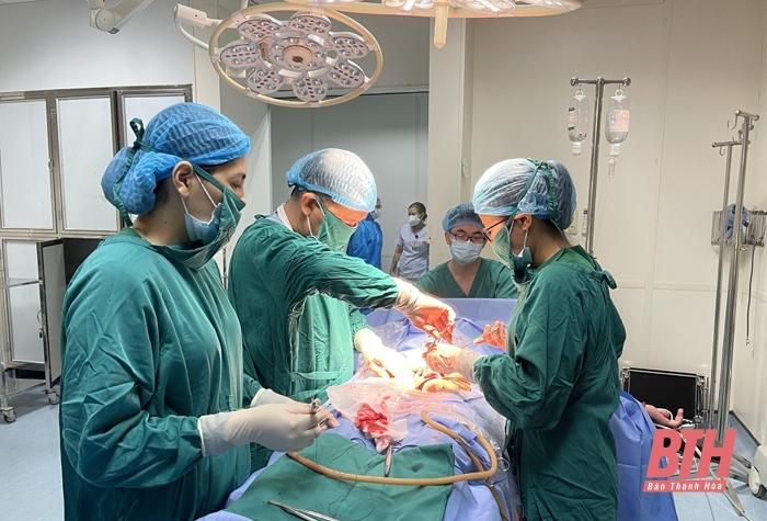 Một ca phẫu thuật tại Bệnh viện Đa khoa Hợp Lực.