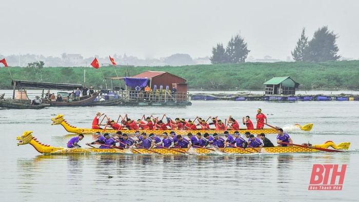 Lễ hội đua thuyền truyền thống xã Quảng Nham mang đậm sắc thái văn hóa của ngư dân vùng biển xứ Thanh. Theo quan niệm, việc tổ chức lễ hội đua thuyền đầu năm sẽ mang lại sự may mắn cho ngư dân có một năm thuận buồm xuôi gió, khai thác hải sản bội thu.