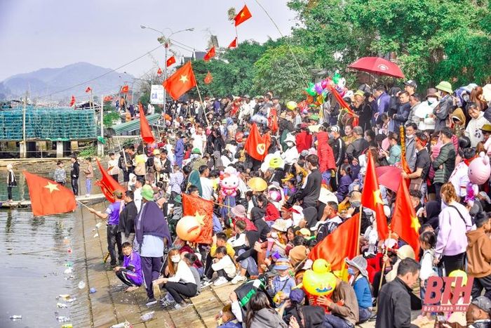 Giải đua thuyền thu hút hàng trăm người dân đứng dọc hai bờ sông Yên để theo dõi, cỗ vũ cho các thuyền đua, các tay chèo.