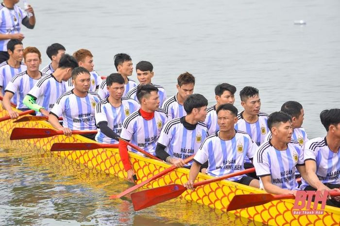 Tất cả các đội đều có quá trình chuẩn bị chu đáo từ thuyền rồng, mái chèo, cho tới lực lượng là những tay chèo khỏe mạnh, lực lưỡng và khéo léo nhất. Các đội phải trải qua vòng đấu bảng, sau đó mới tới vòng đấu loại trực tiếp và chung kết vào mùng 5 Tết.