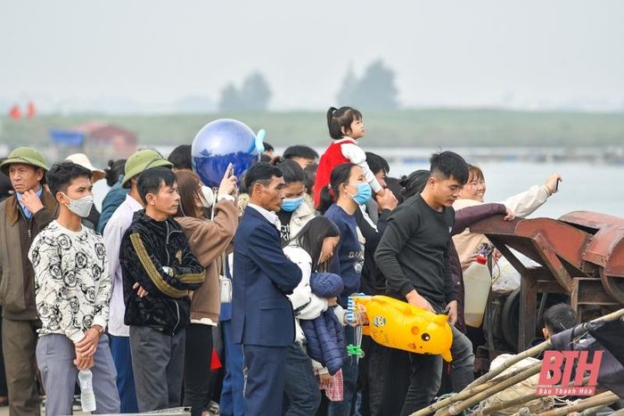 Trên bờ sông, tiếng trống, tiếng người hò reo vang dậy.