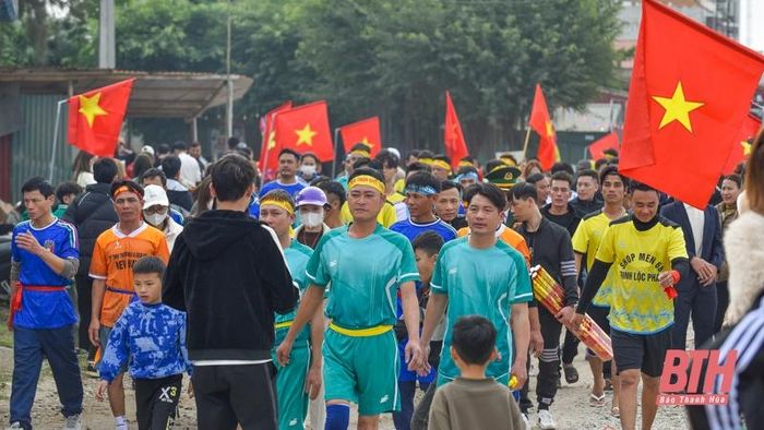 Trong tiếng hò reo cổ vũ nhiệt tình của khán giả, các đội đua ra sức tranh tài tạo nên không khí náo nhiệt khuấy động cả một khúc sông Yên. Trên gương mặt của đông đảo người dân, du khách họ hiện rõ sự rạng rỡ lẫn ngạc nhiên, thích thú, điều đó tạo thêm động lực để mỗi người dân hướng đến những vụ biển khấm khá, bội thu.