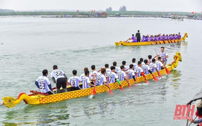 Sáng ngày 23-1 (mùng 2 Tết Quý Mão), lễ hội đua thuyền truyền thống xã Quảng Nham chính thức được khai mạc. Trong tiếng trống khai hội, tiếng reo hò, cổ vũ của người dân, những chiếc thuyền đua rẽ sóng lao về phía trước mang theo niềm cầu mong một năm mới mưa thuận gió hòa, công việc may mắn của ngư dân miền biển.