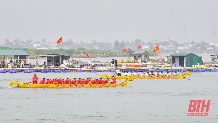 Giải quy tụ 12 đội đến từ 13 thôn trong xã. Mỗi đội đua có 21 người gồm 18 tay chèo, 1 tay lái, 1 đánh mõ và 1 tát nước. Đây là những chàng trai giỏi nghề sông nước được các thôn tuyển chọn để tham gia thi đấu.