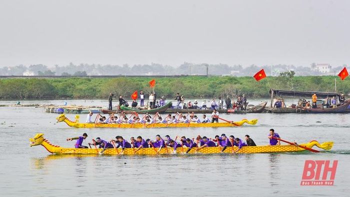 Dòng sông Yên ngày mùng 2 Tết như thay một diện mạo mới rực rỡ và lộng lẫy hơn. Sau hồi trống khai hội, cuộc đua bắt đầu, các thuyền đua sắp hàng ngang chờ hiệu lệnh xuất phát. Pháo hiệu nổ, các thuyền đua hè nhau xé nước nhắm cọc tiêu băng băng lướt tới.