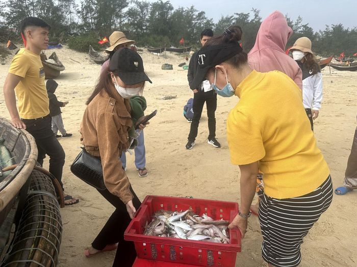 Người dân đợi để mua được cá tươi đầu năm
