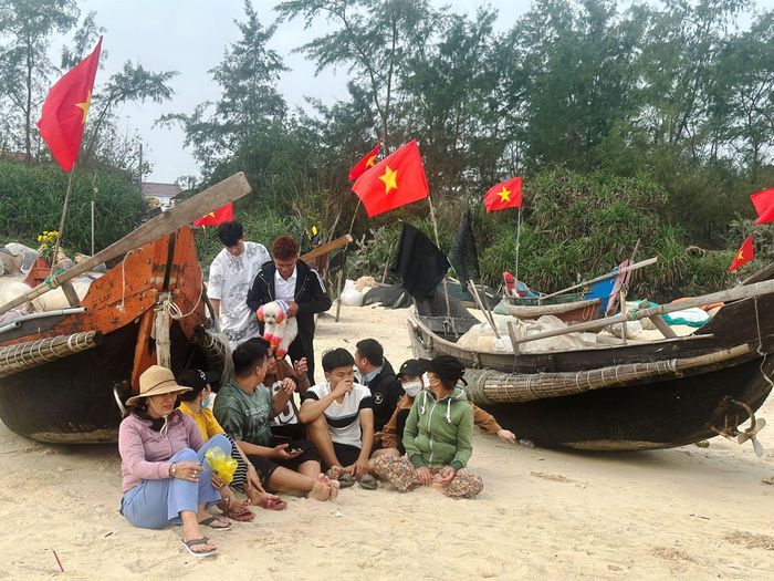 Háo hức đợi thuyền về