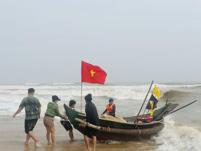 Thuyền lần lượt trở về 