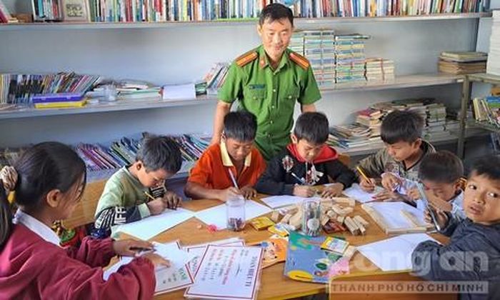 Thiếu tá Trịnh Thành Tâm đã mở được 4 thư viện tại xã Đăk Tờ Re.