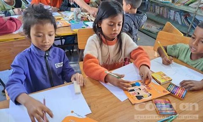 Học sinh Bana đến thư viện của các chú Công an để được học tập, vui chơi.