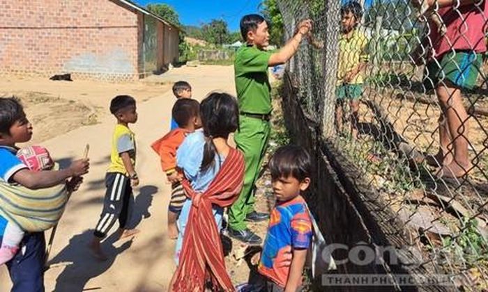 Thấy "bố Tâm" về làng cả đám trẻ hớn hở.