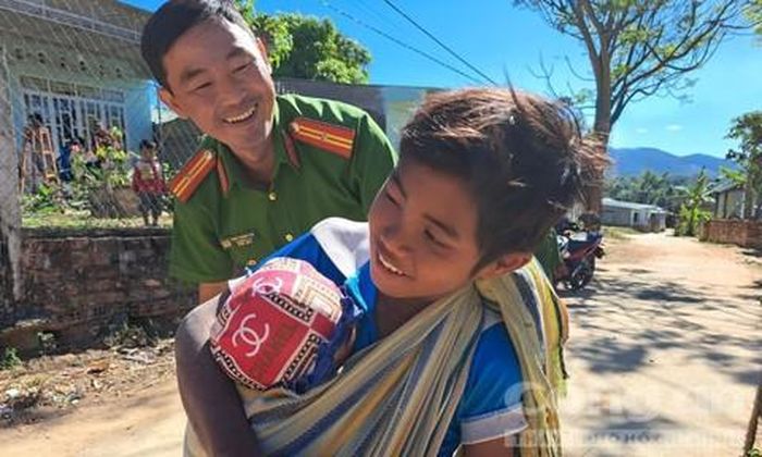 Trưởng Công an xã giao tiếp với các em bằng tiếng Bana.