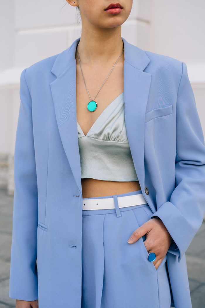  Trang phục xanh lam tạo cảm giác thanh lịch, phóng khoáng. Ảnh minh họa: Cottonbro Studio/Pexels. 