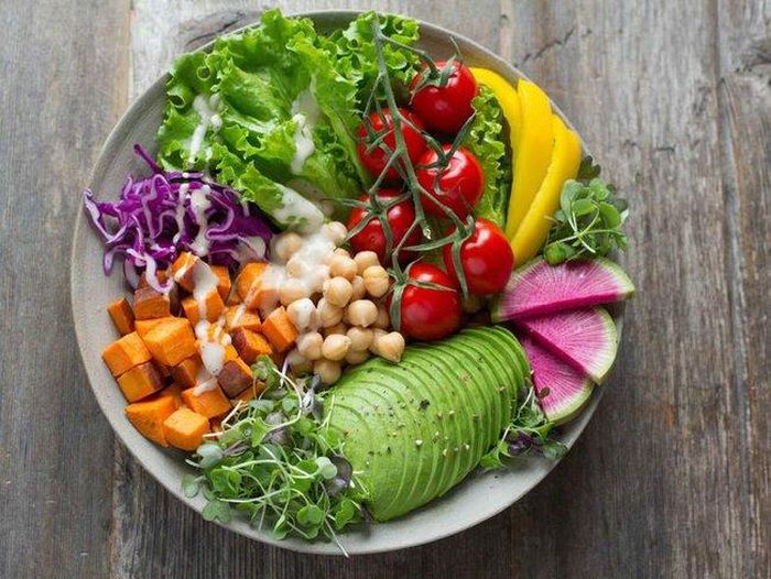 Bạn nên hạn chế món ăn nhiều dầu mỡ, thay vào đó hãy ăn các món luộc và hấp