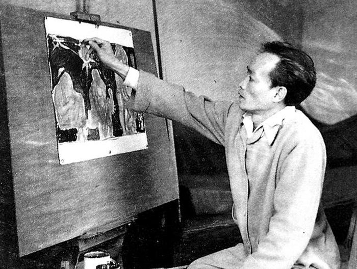 Họa sĩ Nguyễn Sáng đang vẽ