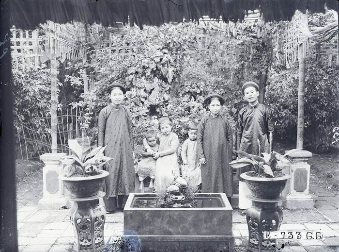 Hà Nội thập niên 1920 - Trong vườn nhà của một gia đình giàu có.