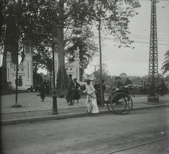 Tết ở Hà Nội, tháng Giêng 1928 - phía trước cổng Đền Ngọc Sơn.