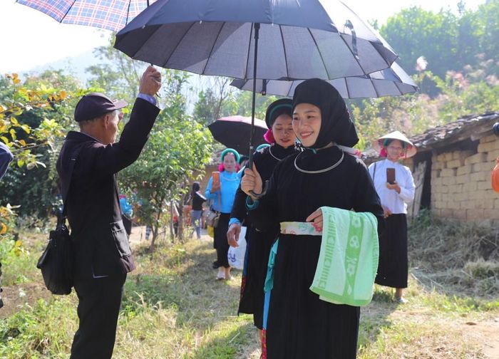 Nghi lễ đón dâu trong đám cưới của người Sán Chỉ là hoạt động thể hiện sự trân trọng, tôn vinh người phụ nữ trong ngày lễ trọng đại của cuộc đời.