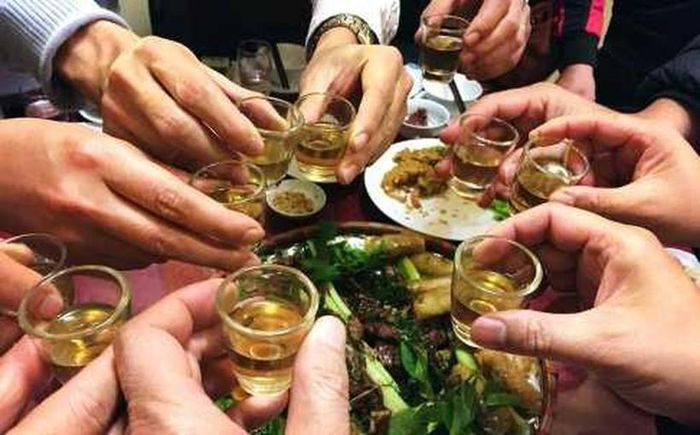 Người nay uống bia rượu theo kiểu… thi đua!. Ảnh minh họa IT.