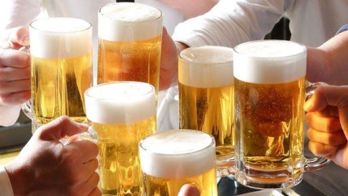Các bữa tiệc tùng ngày Tết gói trọn trong chén rượu, cốc bia ảnh hưởng xấu đến sức khỏe cánh màu râu, đặc biệt là người có bệnh lý về gan.