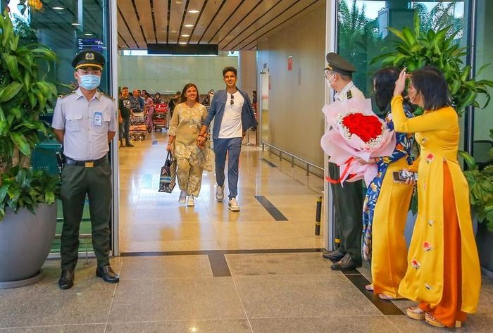 Đại diện Sở Du lịch Đà Nẵng tặng hoa chúc mừng cặp đôi người Ấn Độ đã đến địa phương.